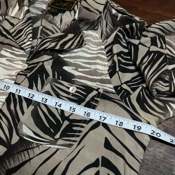 Abstract Silk Button Blouse Top Womens Medium Animal Print Tropical Safari Artsy - Picture 8 of 8